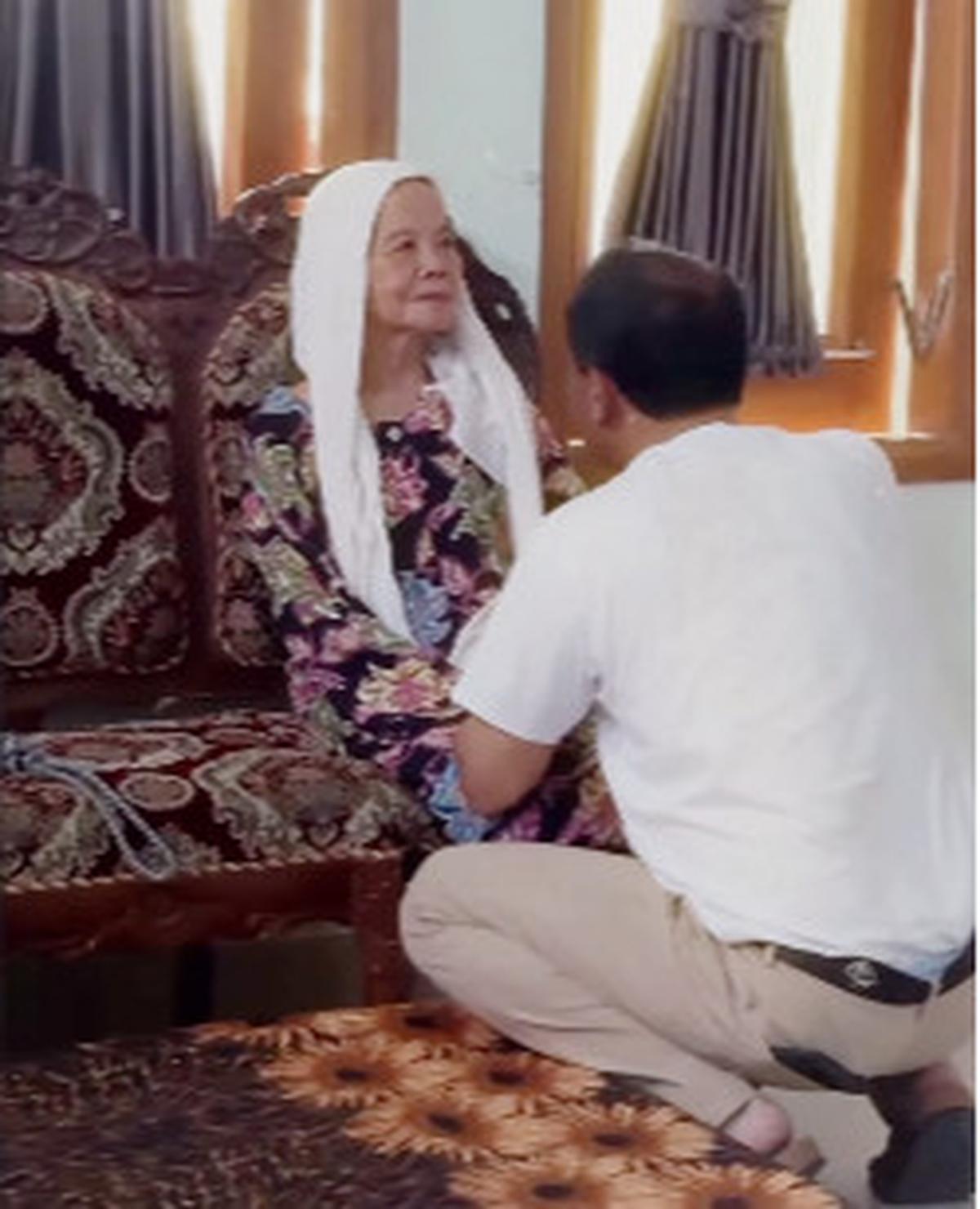 Momen Jenderal Bintang 3 Polisi Bersimpuh dan Cuci Kaki Sang Ibu