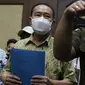 Tersangka perkara dugaan suap penghapusan nama terpidana perkara pengalihan hak tagih atau cessie Bank Bali dari daftar red notice Polri, Djoko Soegiarto Tjandra (tengah) bersiap menjalani sidang pembacaan dakwaan di Pengadilan Tipikor Jakarta, Senin (2/11/2020). (Liputan6.com/Helmi Fithriansyah)