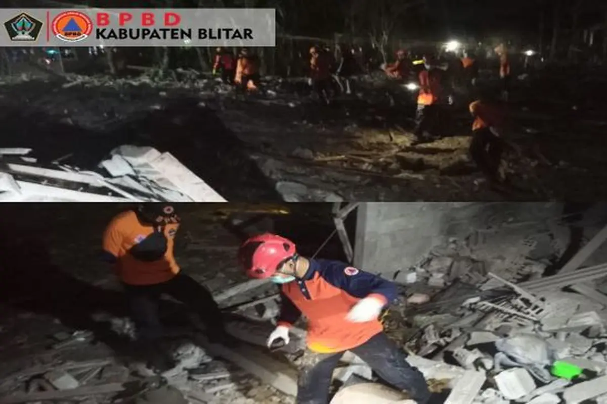 Ledakan diduga dari bahan pembuatan petasan terjadi di Dusun Tegalrejo, Desa Karangbendo, Kecamatan Ponggok, Kabupaten Blitar, Jawa Timur pada Minggu malam, 19 Februari 2023. (Foto: BPBD Blitar)