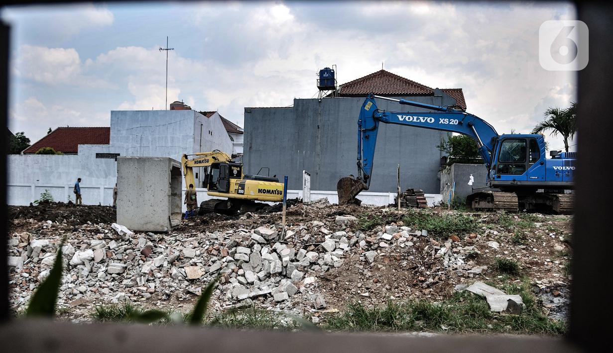 Petugas dari Dinas Sumber Daya Air dengan alat berat menyelesaikan pembuatan Waduk Pilar Jati atau Wirajasa di Cipinang Melayu, Jakarta Timur, Selasa (22/9/2020). Waduk tersebut dibuat di atas lahan Pemprov DKI seluas 7.128 meter persegi dengan kedalaman 9 meter tersebut. (merdeka.com/Iqbal Nugroho)