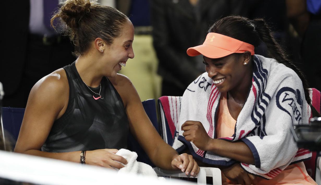Sloane Stephens dan Madison Keys (kiri) tertawa bersama menanti penyerahan trofi pada AS Terbuka 2017 di Arthur Ashe Stadium, New York, (9/9/2017). Stephens menang atas Madison Keys 6-3, 6-0. (AP/Andres Kudacki)