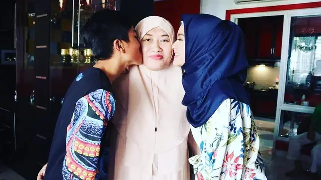 Jarang terekspose, Ini 7 Potret Kedekatan Ochi Rosdiana dengan Sang Adik