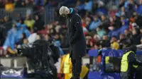 Arsene Wenger tertunduk di sela-sela laga Barcelona kontra Arsenal, di Estadio Camp Nou, Kamis (17/3/2016) dini hari WIB. Arsenal kalah 1-3, dan memberi tekanan besar bagi Wenger untuk mundur dari jabatannya sebagai arsitek The Gunners. (Reuters/Carl Reci