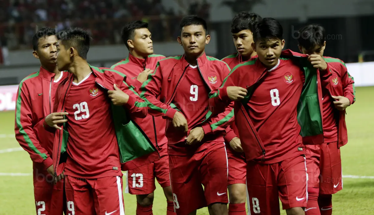 Gelandang Indonesia U-19, Witan Sulaeman, saat pertandingan melawan Thailand U-19 pada laga persahabatan di Stadion Wibawa Mukti, Cikarang, Minggu (8/10/2017). Indonesia menang 3-0 atas Thailand. (Bola.com/M Iqbal Ichsan)