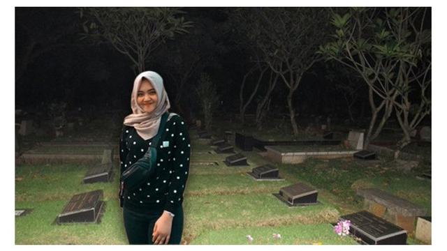 Minta Dieditkan Foto Agar Sendirian, 6 Hasilnya Ini Bikin Tepuk Jidat