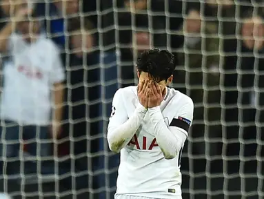Striker Tottenham Hotspur, Son Heung-Min kecewa setelah kehilangan kesempatan saat menjamu Juventus pada leg kedua babak 16 besar Liga Champions di Wembley, Kamis (8/3). Kekalahan dari Juventus membuat Heung-Min terlihat begitu emosional. (Glyn KIRK/AFP)