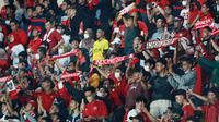Suporter Timnas Indonesia saat menyaksikan laga melawan Bangladesh pada laga uji coba FIFA Matchday antara Timnas Indonesia menghadapi Bangladesh di Stadion Si Jalak Harupat, Bandung, Rabu (1/6/2022) malam WIB. (Bola.com/M. Iqbal Ichsan))
&nbsp;