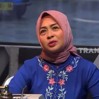 Mandra tampak kaget ketika menjadi bintang tamu sebuah acara ketemu dengan Munaroh. Sekedar informasi, tidak hanya kisah cinta Si Doel antara Zaenab dan Sarah yang menarik dalam serial Si Doel Anak Sekolahan, tapi juga kisah cinta Mandra dan Munaroh. [Youtube/TRANS7 OFFICIAL]