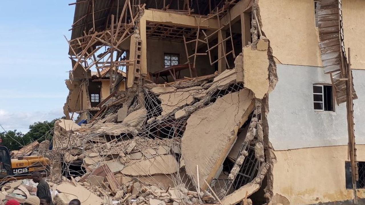 Sebuah tragedi memilukan terjadi di distrik Jos North, Negara Bagian Plateau, Nigeria, ketika sebuah gedung sekolah berlantai dua runtuh saat para siswa sedang mengikuti ujian. Foto: MUHAMMAD TANKO SHITTU / AFP<br>