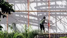 Pekerja menyelesaikan proyek pembangunan indoor multifunction stadium (IMS) Jakarta, Kamis (13/4/2023). (Liputan6.com/Johan Tallo)