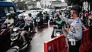 Petugas Dishub mengalihakan arus lalu lintas terkait Malam Munajat 212 di Medan Merdeka Barat dan Utara, Jakarta, Kamis (21/2). Masyarakat yang akan melintasi kawasan Monas diharapkan mencari jalur alternatif. (Liputan6.com/Faizal Fanani)