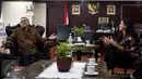 Ketua MPR Zulkifli Hasan berbincang dengan pengurus PARFI 56, Marcella Zalianty, Jakarta, Selasa (4/4). Dalam kunjungannya PARFI56 memperkenalkan kepengurusannya yang baru dan membahas perkembangan perfilman di Indonesia. (Liputan6.com/Johan Tallo) 