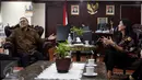Ketua MPR Zulkifli Hasan berbincang dengan pengurus PARFI 56, Marcella Zalianty, Jakarta, Selasa (4/4). Dalam kunjungannya PARFI56 memperkenalkan kepengurusannya yang baru dan membahas perkembangan perfilman di Indonesia. (Liputan6.com/Johan Tallo) 