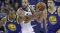 Andre Iguodala (kiri) salah satu bintang yang tersisa di kubu Warriors saat kalah lawan Jazz   (AP Photo/Jeff Chiu)