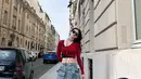 Han So Hee tampil rebel padukan rok mini denim dengan sport bra dan cropped long sleeve merah. Inner jaring-jaring dan boots tinggi bikin Han So Hee tampil bergaya RocknRoll [@xeesoxee]