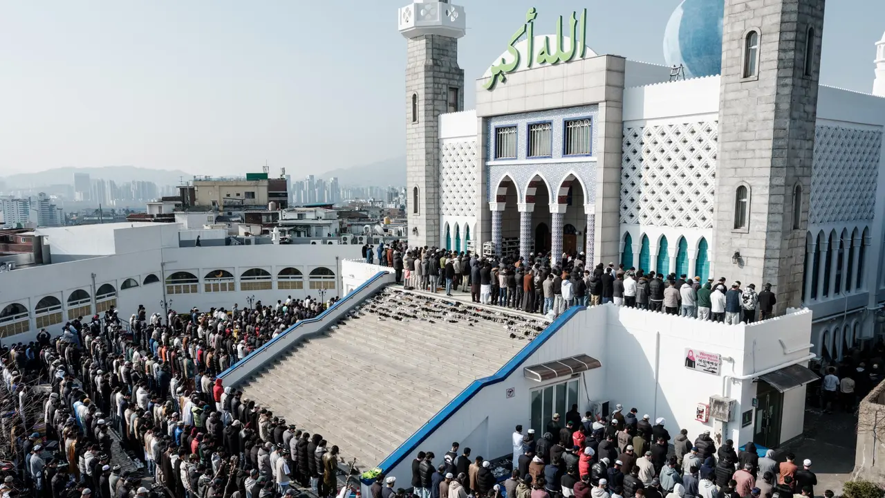 Potret Umat Muslim Korea Selatan Rayakan Idul Fitri 1446 Hijriah
