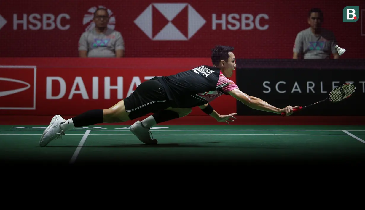 Pebulutangkis tunggal putra Indonesia, Jonatan Christie bertanding melawan pebulutangkis tunggal putra India, Lakshya Sen pada laga perempat final Indonesia Masters 2023 di Istora Senayan, Jakarta, Jumat (27/01/2023). Jojo menang dengan skor 15-21, 21-10, 21-13. (Bola.com/Bagaskara Lazuardi)