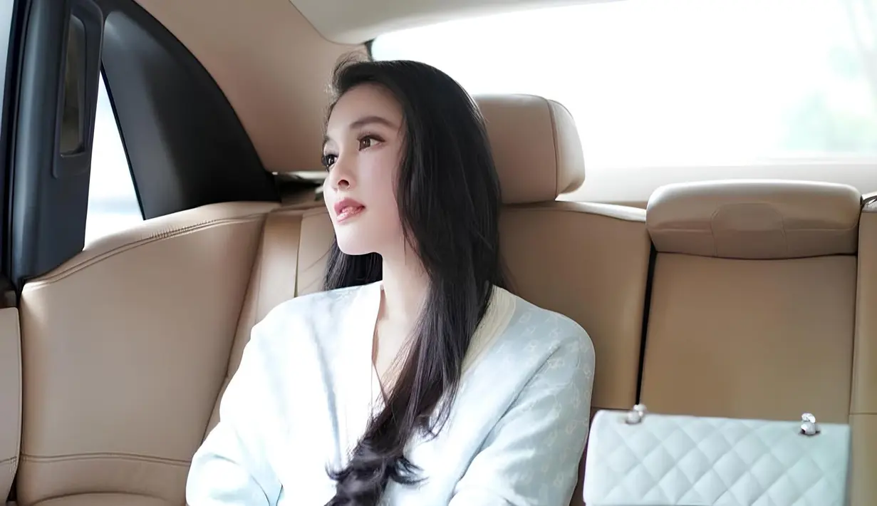 Terlihat bak ibu sosialita, Sandra Dewi selalu elegan saat berada di dalam mobil senilai puluhan miliar ini. (Liputan6.com/IG/@sandradewi88)