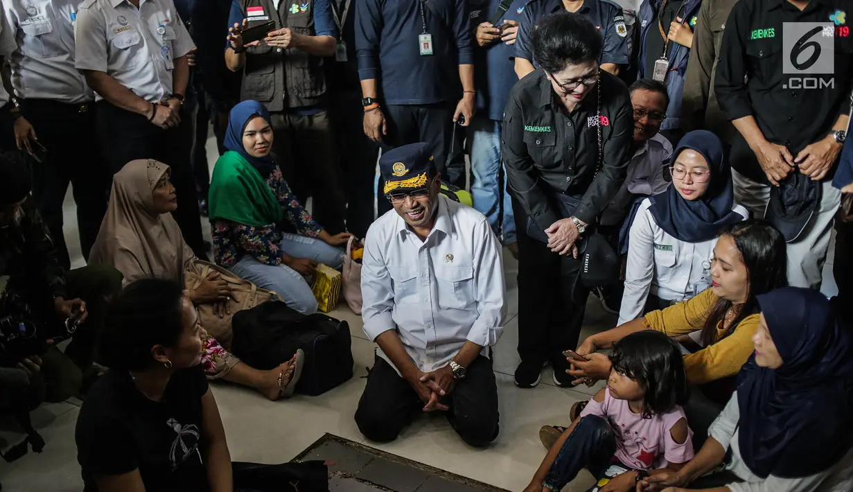 Menteri Perhubungan Budi Karya bersama Menteri Kesehatan Nila Moeloek berbincang dengan penumpang saat meninjau pengamanan dan angkutan lebaran 2019 di Stasiun Gambir, Jakarta, Minggu (26/5/2019). (Liputan6.com/Faizal Fanani)