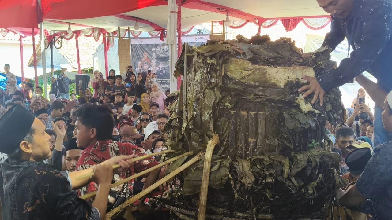 Tradisi Unik Syawal di Pekalongan, Warga Potong Lopis Raksasa, Simbol Persatuan