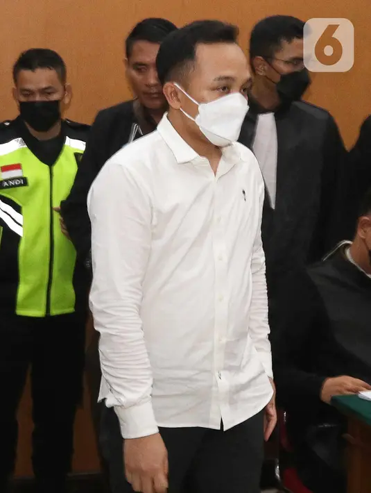 Ricky Rizal bersiap sidang perdana terkait kasus pembunuhan Brigadir Nofriansyah Yosua Hutabarat atau Brigadir J di Ruang Utama Pengadilan Negeri Jakarta Selatan, Senin (17/10/2022). Sidang perdana Ricky Rizal yang beragendakan pembacaan dakwaanoleh Jaksa Penuntut Umum. (Liputan6.com/Herman Zakharia)