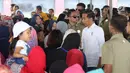 Presiden Joko Widodo menyapa ibu-ibu penerima program Membina Keluarga Sejahtera (Mekaar) di Garut, Jawa Barat, Jumat (18/1). Jokowi melihat-lihat berbagai hasil usaha yang dipamerkan para ibu dari program Mekaar di Garut. (Liputan6.com/Angga Yuniar)