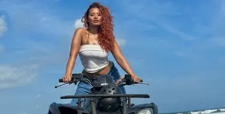 Seperti yang terlihat dalam momen liburannya di Bali. Sambil bermain ATV, Zahwa tampil keren dengan bikini sebagai inner, bandeau crop top, dan celana jeans. @zahwamassaid].