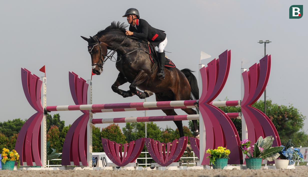 Atlet berkuda Aragon Equestrian Sport, Marcho Momuat beraksi dengan kudanya Eldorado Z pada ajang Indonesia Horse Lovers 2022 kelas Show Jumping yang berlangsung di Equinara Horse Sports, JIEP Pulomas, Jakarta (13/10/2022). Ajang ini berlangsung dari 19 Oktober hingga 23 Oktober 2022 dengan memperlombakan kelas Drassage dan Show Jumping. (Bola.com/Bagaskara Lazuardi)