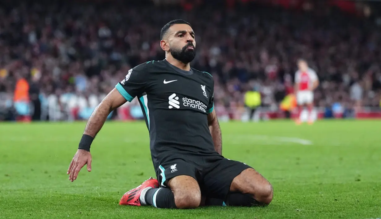 Pemain Liverpool, Mohamed Salah, melakukan selebrasi setelah mencetak gol penyeimbang ke gawang Arsenal pada laga Liga Inggris di Stadion Emirates, Minggu 27 Oktober 2024. (Adam Davy/PA via AP)
