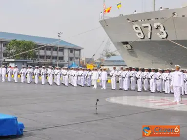 Citizen6, Jakarta: Aslog Pangkolinlamil Kolonel Laut (T) Riyadi Syahardani bertindak selaku Inspektur Upacara pada Upacara Peringatan Hari Pahlawan 2012 di Dermaga Kolinlamil, Tanjung Priok, Jakarta, Sabtu (10/11). (Pengirim: Dispenkolinlamil) 