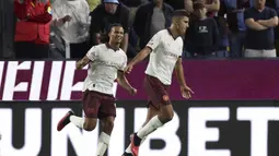 Selebrasi gelandang Manchester City, Rodri setelah mencetak gol ketiga timnya ke gawang Burnley pada laga pekan pertama Liga Inggris 2023/2024 di Turf Moor, Burnley (11/8/2023). Menyumbang gol ketiga dalam kemenangan 3-0 Manchester City atas Burnley, Rodri justru mencetak rekor sebagai pencetak assist pertama di Liga Inggris musim 2023/2024. Assist-nya pada menit ke-4 diberikan kepada Erling Haaland sebagai gol pembuka dalam laga tersebut. (PA via AP Photo/Nigel French)