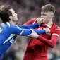 Pemain Chelsea, Ben Chilwell, bersitegang dengan pemain Liverpool, Conor Bradley, pada laga final Carabao Cup 2023/2024 di Stadion Wembley, Minggu (25/2/2024). (AP Photo/Alastair Grant)