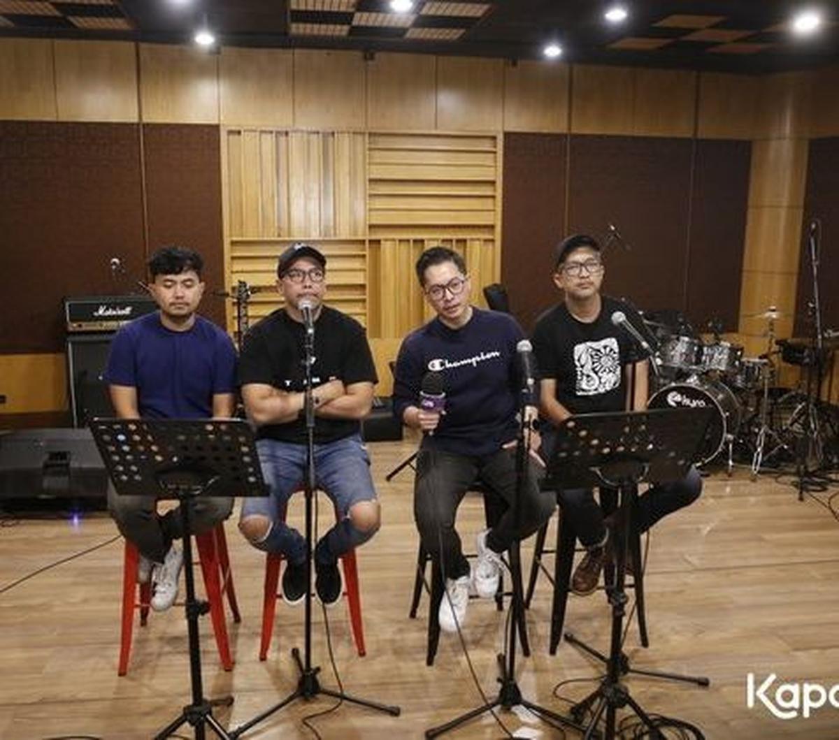 "Kita nanti bikin sendiri, masing-masing. ada yang kita duet, ada. Tapi lebih jelasnya, nonton aja ya," ujar Fandy.