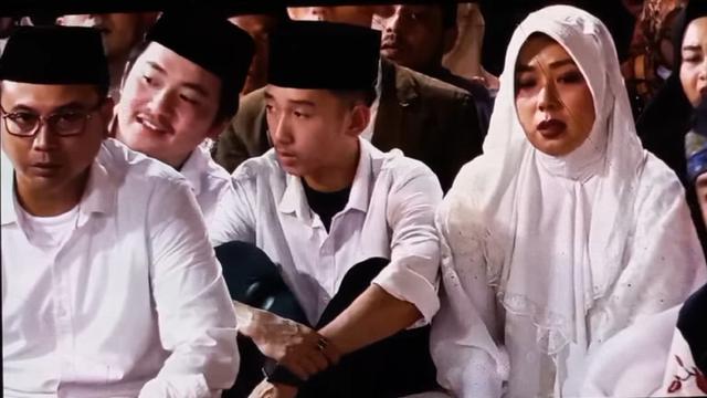 Soimah dan keluarganya mendengarkan tausiyah Gus Iqdam (SS: YouTube El Leyla Official)