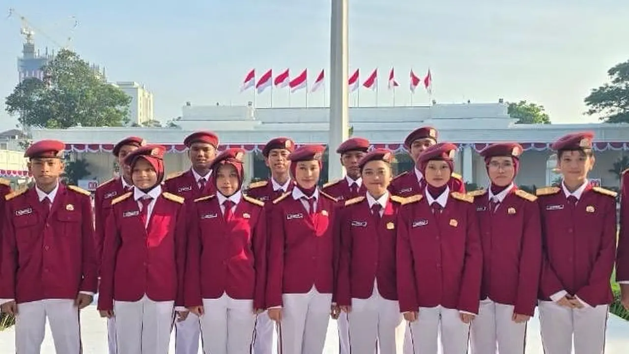 Sebanyak 100 pelajar Sekolah Rakyat dari berbagai daerah tampil sebagai paduan suara dalam upacara peringatan Hari Ulang Tahun (HUT) ke-80 Republik Indonesia di Istana Merdeka, Jakarta. (Istimewa)