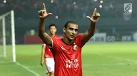 Penyerang Persija, Bruno Da Silva Lopes menyapa suporter usai memenangi laga melawan Arema FC dilanjutan Liga 1 Indonesia di Stadion Patriot Candrabhaga, Bekasi, Jumat (2/6). Persija unggul 2-0 atas Arema FC. (Liputan6.com/Helmi Fithriansyah)