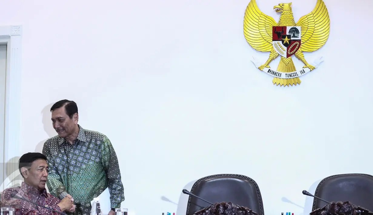 Menkopolhukam Wiranto (kiri) bersalaman dengan Menko Kemaritiman Luhut Binsar Pandjaitan saat menghadiri Sidang Paripurna Dewan Energi Nasional (DEN) di Kantor Presiden, Kompleks Istana Kepresidenan, Jakarta, Kamis (5/1). (Liputan6.com/Faizal Fanani)