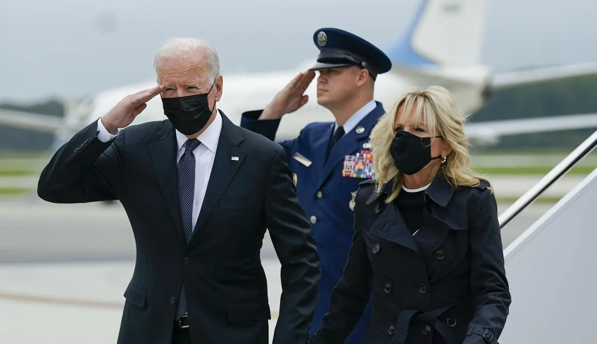 Presiden Joe Biden membalas hormat saat bersama ibu negara Jill Biden tiba Pangkalan Udara Dove Air, Delaware, Minggu (29/8/2021). Joe Biden menghadiri penghormatan untuk 13 tentara AS yang tewas dalam ledakan bom bunuh diri di dekat bandara Kabul, Afghanistan. (AP/Manuel Balce Ceneta)