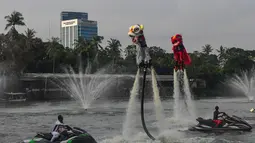 Atraksi ini untuk menghibur para pengunjung mal Senayan Park. Tampak dalam foto, penampil mengenakan kostum barongsai beratraksi Aerial Lion Dance di Danau Senayan Park, Jakarta, 14 Februari 2026. (merdeka.com/Arie Basuki)