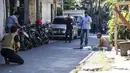 Seorang pria mencurigakan diamankan petugas kepolisian di sekitar Mapolrestabes Surabaya, Jawa Timur, Senin (14/5). Sebelumnya, bom bunuh diri terjadi sekitar pukul 08.50 WIB di depan markas penjagaan Mapolrestabes Surabaya. (AFP/JUNI KRISWANTO)