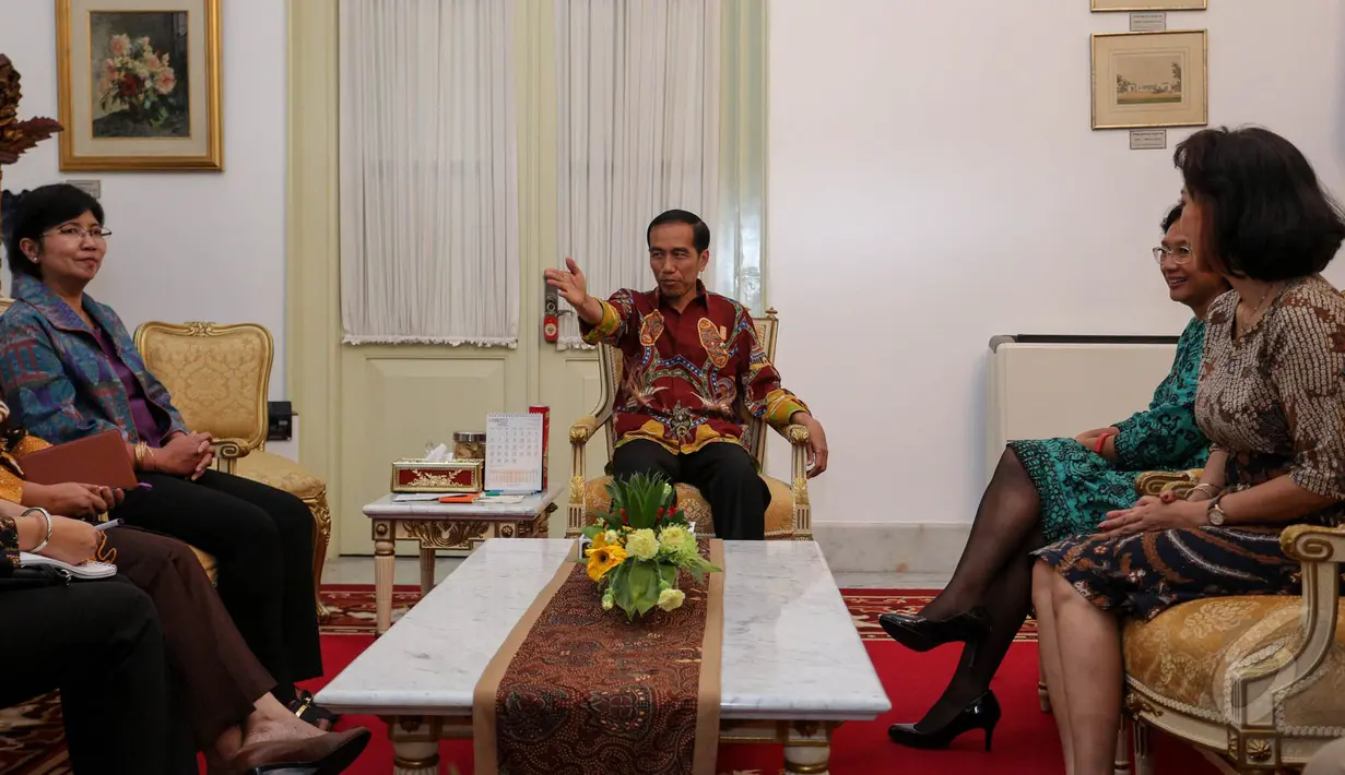 Presiden Joko Widodo menemui Pansel KPK di Istana Negara, Jakarta, Jakarta, Senin (25/5/2015). Ini kali pertama Pansel menghadap Presiden usai diumumkan 20 Mei lalu. (Liputan6.com/Faizal Fanani)