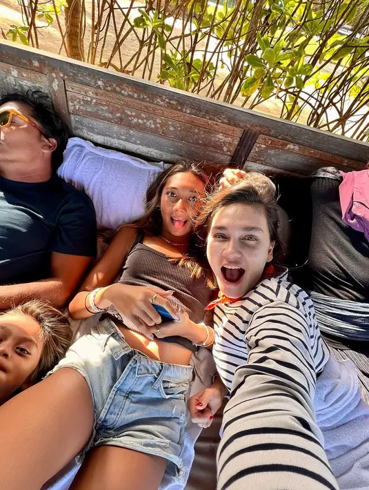 Momen hangat bersama keponakan. Tidak hanya dekat dengan sang ibu, Luna juga tampak dekat dengan keponakanannya.  [Instagram/lunamaya]