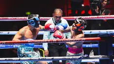 Onadio Leonardo bertanding tinju melawan Bobby Saputra dalam laga Superstar Knockout Vol . 2 di Jakarta International Velodrome, Rawamangun, Jakarta Timur, Sabtu (7/12/2024).
