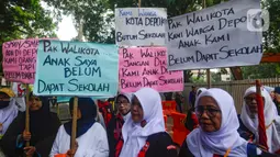 Dalam orasinya, massa menyinggung nasib puluhan CPD yang dianulir dan meminta pertanggungjawaban dari Pemerintah Kota (Pemkot) Depok. (merdeka.com/Arie Basuki)