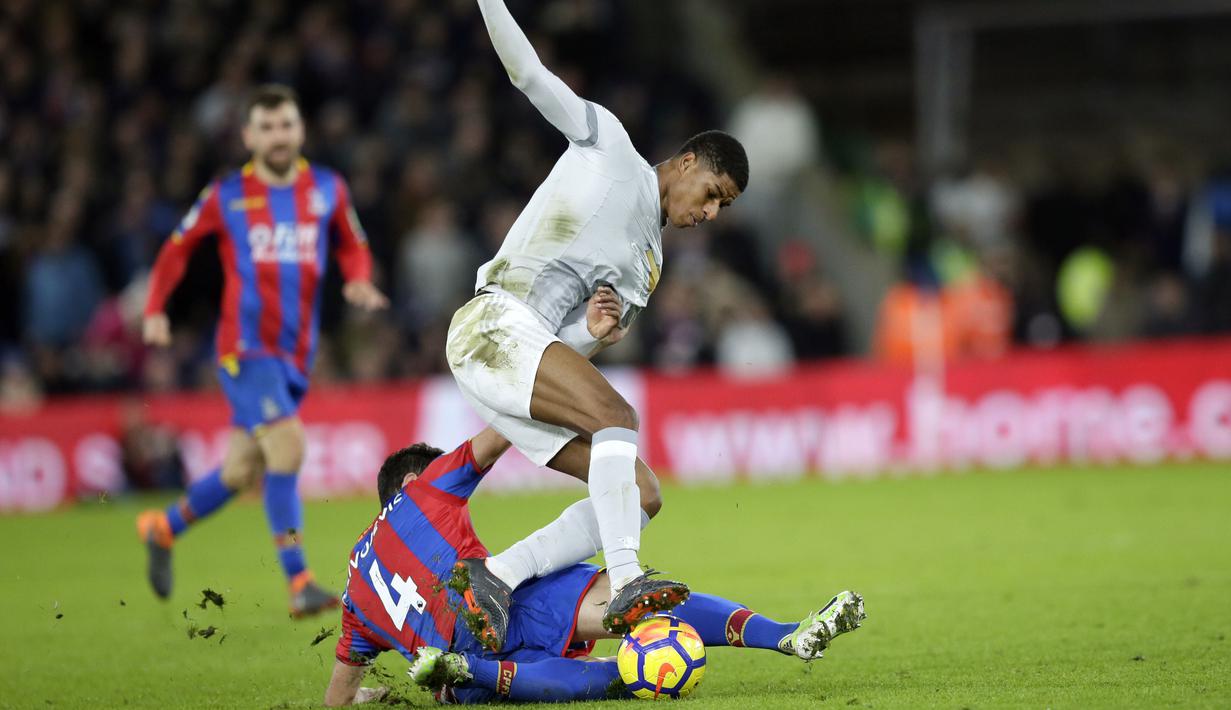 Pemain Manchester United, Marcus Rashford (atas) berebut bola dengan pemain Crystal Palace, Luka Milivojevic pada lanjutan Premier League di Selhurst Park, London, (5/3/2018). Manchester United menang 3-2. (AP/Tim Ireland)