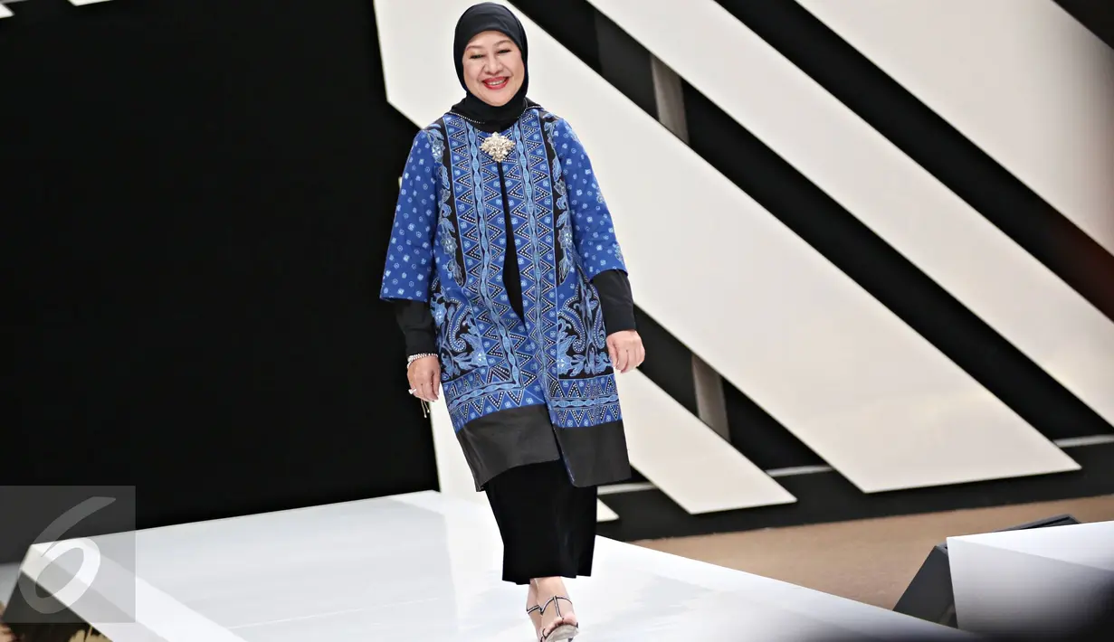  Pendiri Yayasan Cita Tenun Indonesia Okke Hatta Rajasa mengenakan busana Iwan Tirta Private Collection di Senayan City, Jakarta, Rabu (20/4). Ini dalam Rangkaian Fashion Nation Tenth Edition 'A Decade of Pure Decadance'. (Liputan6.com/Immanuel Antonius)