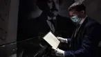 Salah satu naskah persiapan teori relativitas umum Albert Einstein ditampilkan saat presentasi sehari sebelum dilelang di Rumah Lelang Christie, Paris, Prancis, 22 November 2021. Naskah langka ini diperkirakan dibanderol dengan harga 2,3-3,4 juta Euro (Rp 37 miliar-Rp 55 miliar). (Alain JOCARD/AFP)