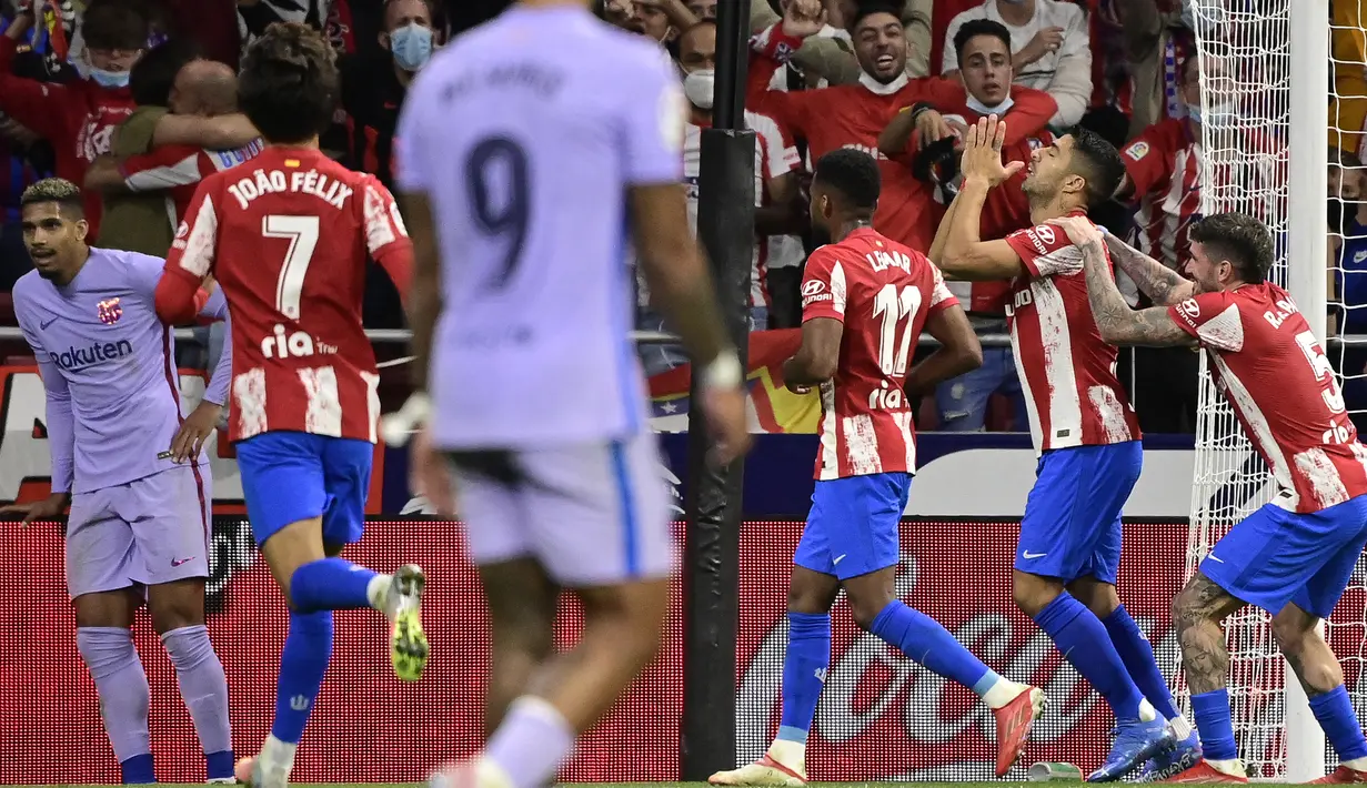 Para pemain Atletico Madrid merayakan gol ke gawang Barcelona yang dicetak Luis Suarez pada laga Liga Spanyol 2021/2022 di Wanda Metropolitano Stadium, Madrid (2/10/2021). Dari total 239 laga di semua ajang, Barcelona tercatat kalah sebanyak 76 kali dari Atletico Madrid dan menang dalam 107 laga. (AFP/Javier Soriano)