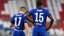 Pemain Chelsea, Kurt Zouma dan Mateo Kovacic tampak lesu usai ditaklukkan Bayern Munchen pada laga Liga Champions di Allianz Arena, Sabtu (8/8/2020). Bayern Munchen menang 4-1 atas Chelsea. (AFP/Tobias Schwarz)