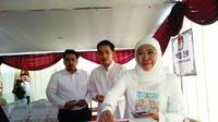 Calon Gubernur (Cagub) Jawa Timur, nomor urut dua, Khofifah Indar Parawansa saat memberikan hak suaranya di Pilkada Jatim 2024. (Liputan6.com/ Dian Kurniawan)
